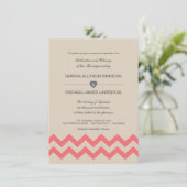 Taupe en Coral Chevron Wedding Invitations Kaart (Staand voorkant)