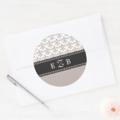 Taupe Fleur de lis Trouwmonogram Sticker. Ronde Sticker (Envelop)