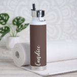 Taupe Gepersonaliseerde Bruidsmeisje bruiloft Waterfles<br><div class="desc">Schenk je bruidsmeisje of bruidsmeisje met deze trendy, vacuüm geïsoleerde waterfles met haar naam in wit, gestileerd schrift op een taupe-kleurachtergrond die is ontworpen om bij je trouwkleurenschema te passen. Personaliseer de fles door de naam naar wens te bewerken en te vervangen door uw eigen naam. Kies uw waterfles stijl....</div>