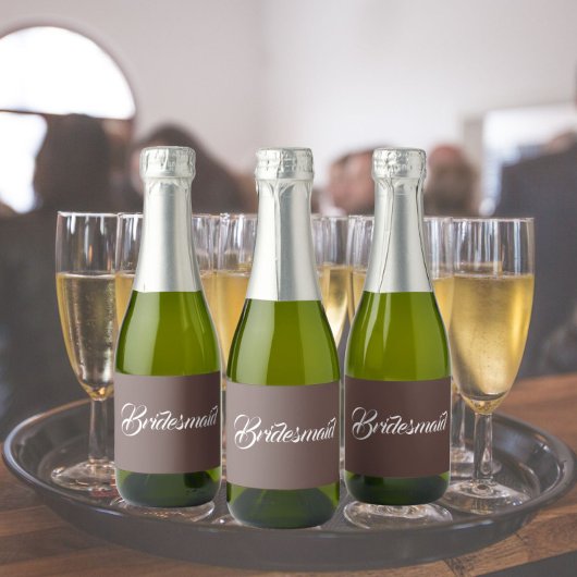 Taupe gestileerde script bruiloft bruidsmeisje sparkling wijnetiket