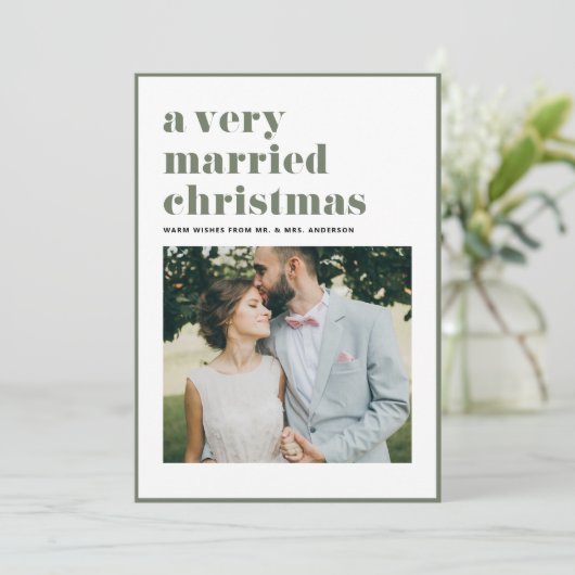 Taupe Green Getrouwd Kerstmis Moderne foto bruilof Feestdagenkaart (Staand voorkant)