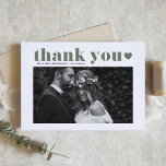 Taupe Green Retro Bold Typografie Fotobruiloft Bedankkaart<br><div class="desc">Toon uw dankbaarheid in stijl met onze aanpasbare foto bruiloft bedankkaart, met retro typografie in taupe groen. Dit boho-ontwerp combineert nostalgie met een moderne touch, waardoor het de perfecte manier is om uw gasten te bedanken voor het delen van uw speciale dag. Personaliseer door uw gegevens toe te voegen. Maak...</div>