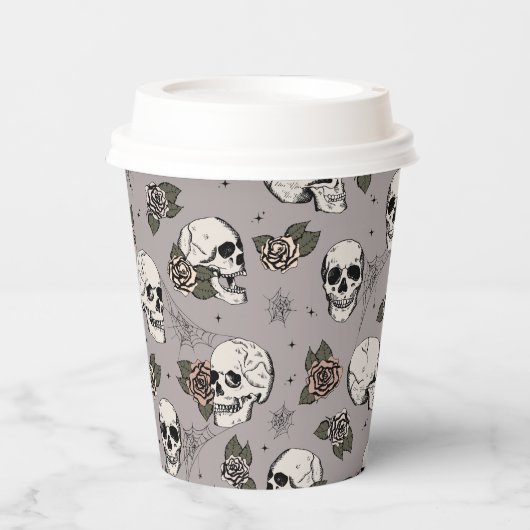 Taupe Grijze Gotische Schedels en Rozen Halloween Papieren Bekers (Voorkant)