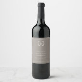 Taupe ivoor monogram krans verjaardag wijn etiket (Voorkant)
