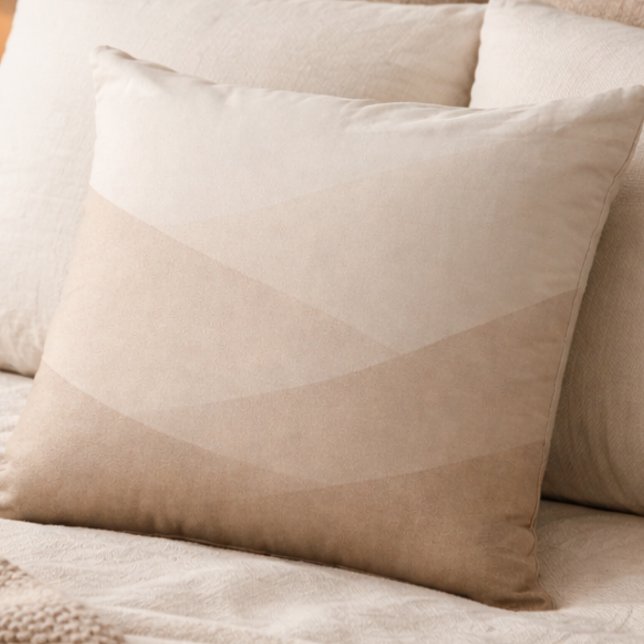 Taupe ivoor schemer kussen (Soft taupe flowing into ivory brings gentle contrast and quiet depth to neutral living spaces)