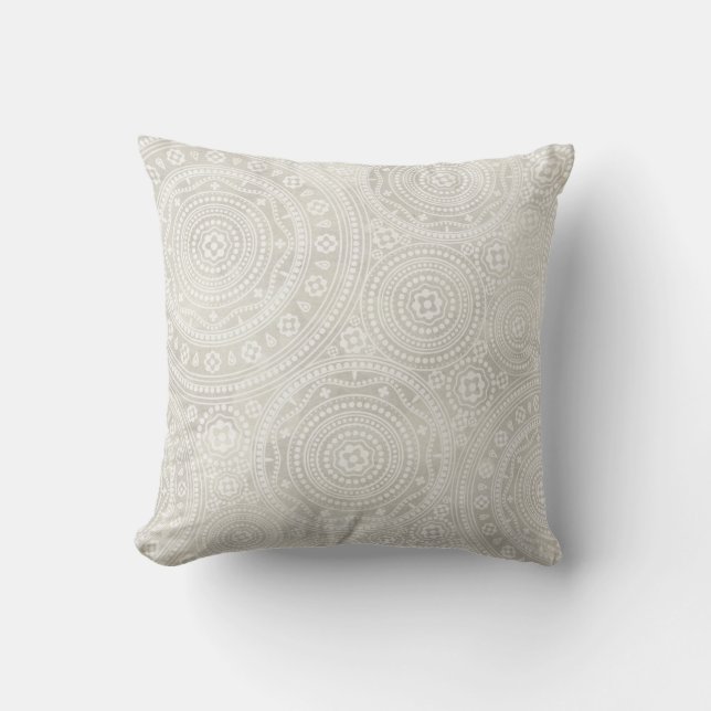 Taupe Ivory Lace Doily Neutral Mandala Print Kussen (Voorkant)