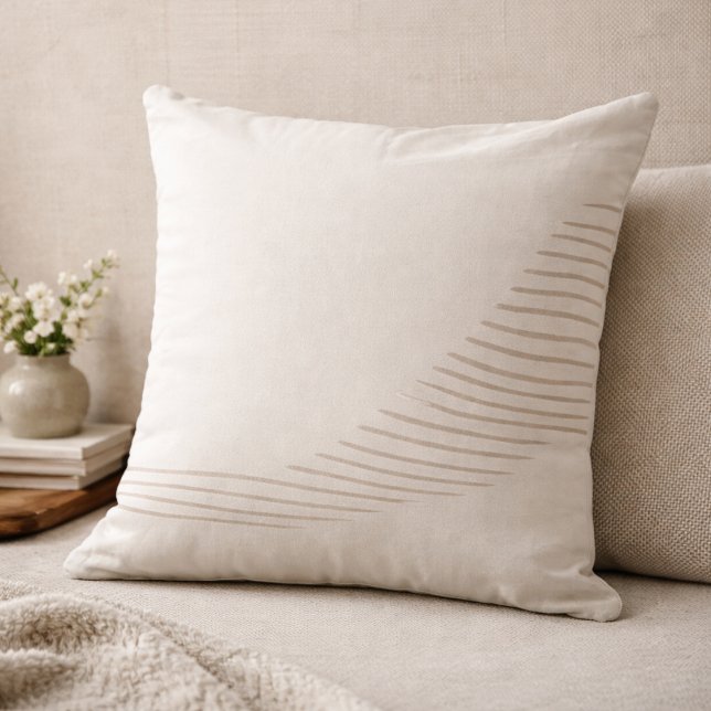 Taupe Kussen met Vloeiende Lijnen (Asymmetrical taupe lines introduce gentle movement to balanced, neutral interiors.)