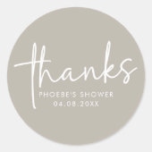 Taupe Minimal Script Vrijgezellenfeest Favor Stick Ronde Sticker (Voorkant)