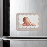 Taupe Modern Scalloped Lijst Geboorteaankondiging Magneet<br><div class="desc">Moderne geboorteaankondiging magneet met foto van je baby in een lijst met een taarkop. Pas de aantrekkingskracht van de aantrekkelijke geboorteaankondigingsmagneet aan door de naam van uw baby en aanvullende informatie in witte letters toe te voegen.</div>