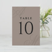 Taupe Moderne Rand Elegante Monogram Tafelnummers (Staand voorkant)
