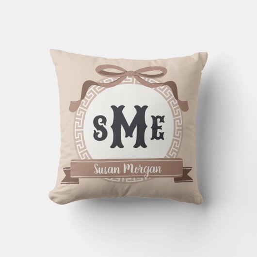 Taupe omgekeerde Griekse Sleutel Boog Monogram Kussen (Voorkant)