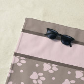 Taupe & Pink Paw Print Beach Towel – Soft Neutral Strandlaken (In situ)