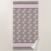 Taupe & Pink Paw Print Beach Towel – Soft Neutral Strandlaken (Voorkant)