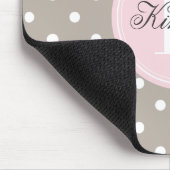 Taupe Polka Dot met roze monogram Muismat (Hoek)