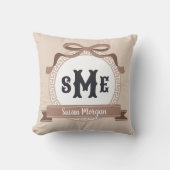 Taupe Reverse Griekse Key Bow Monogram Kussen (Voorkant)