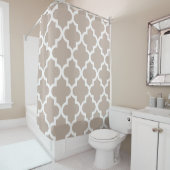Taupe White Quatrefoil Patroon Douchegordijn (In situ)