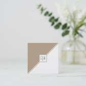 Taupe, witte driehoeken, monogram moderne geometri vierkante visitekaartje (Staand voorkant)