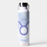 Taurus Astrologie Sign Speciaal Paars Waterfles<br><div class="desc">Deze ,  gepersonaliseerde paarse en lavender Taurus waterfles bevat uw astrologische teken uit de Zodiac in een prachtige glans zoals de constellaties. Pas dit schattige astrologische symbool cadeau aan met jouw naam in mooi cursief script voor iemand met een late verjaardag van April of vroege van Mei.</div>