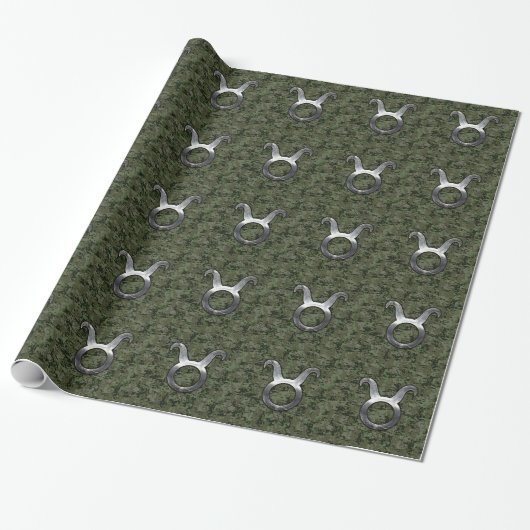 Taurus Sign on Woodland Green Digital Camouflage Cadeaupapier (Uitgerold)