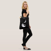 Taurus & stijlvol zwart & White Yin Yang op zwart Tote Bag (Op model)