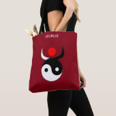 Taurus & Stylish Black & White Yin Yang op Maroon Tote Bag (Dichtbij)