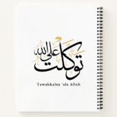 Tawakkaltu ‘Ala Allah – Arabic Thuluth Minimal Art Notitieboek (Achterkant)