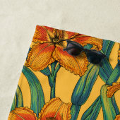 Tawny daglilbloemen, blauw en geel strandlaken (In situ)