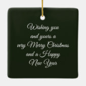 Tawny kerstboomkor met Holiday Greenergy Keramisch Ornament (Achterkant)