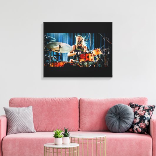 Taylor Hawkins die de drums op het Canvas drukt (Insitu (Woonkamer))