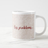 Taza beige con leyenda, Más café Menos problemas Grote Koffiekop (Rechts)