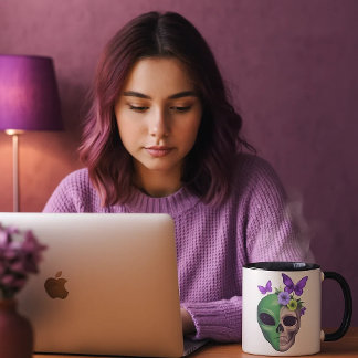 Taza blanca con diseño calavera alien y mariposa – mok