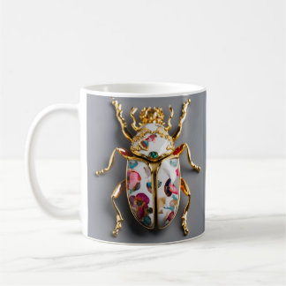 TAZA DE COLOR BLANCO CON IMPRESION DE ESCARABAJO KOFFIEMOK