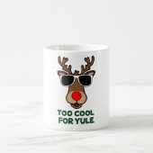 Te cool voor Yule Funny Christmas Reindeer Mok (Center)