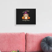 Te lui om eng te zijn Schattigee Halloween Sloth C Canvas Afdruk (Insitu (Woonkamer))