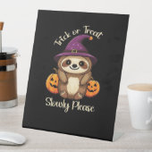 Te lui om eng te zijn Schattigee Halloween Sloth C Reclamebord Met Voetstuk (Insitu)