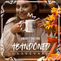 Te midden van de mist op een verlaten kerkhof