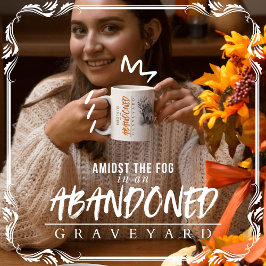 Te midden van de mist op een verlaten kerkhof koffiemok