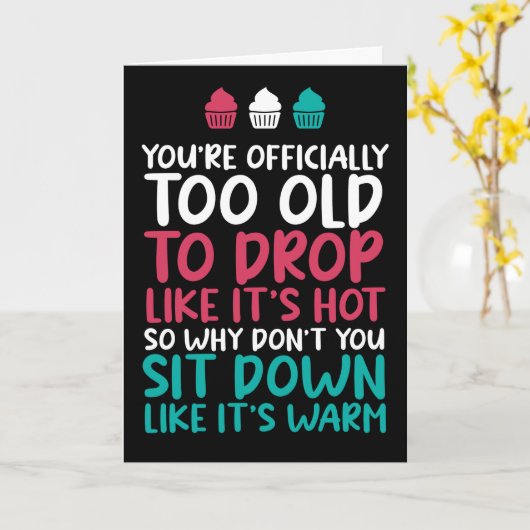 Te oud om te laten vallen alsof het heet grappige kaart (Gele Bloem)