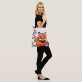 Te slim om zorg te dragen - Sleeping Fox Illustrat Tote Bag (Op model)