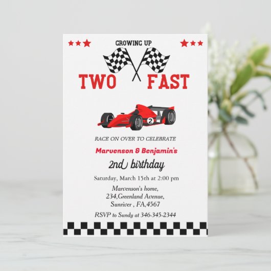 te snel opgroeien met een racewagen met twee jonge kaart (Staand voorkant)