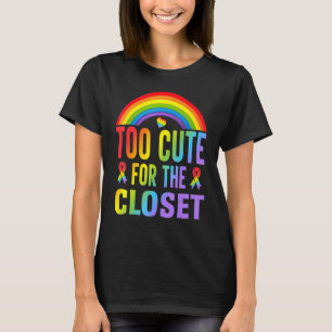 te stutten voor de kast met lgbt-regenboog t-shirt