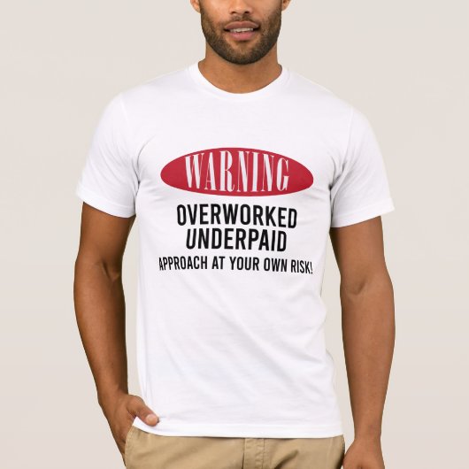 Te weinig betaald waarschuwingsbord t-shirt (Voorkant)