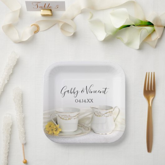 Tea Cup en Yellow Daisies Wedding Papieren Bordje (Huwelijk)