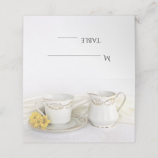 Tea Cup en Yellow Daisies Wedding Plaatskaartje (Buitenkant ongevouwen)