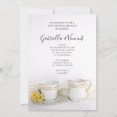 Tea Cup met Gele Daisies Post Wedding Brunch Kaart (Voorkant)