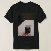 Tea cup op tafel t-shirt (Design voorkant)