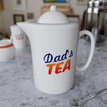 Tea Drink de naam van de vader Gepersonaliseerde t Theepot<br><div class="desc">Houdt je vader van thee? Houdt hij ervan dat het op zijn eigen speciale manier brouwt? Haal hem deze theepot alleen voor hem. Gemakkelijk,  want er staat al zijn naam op.</div>