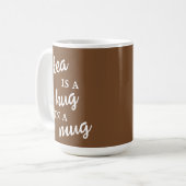 Tea is een Hug in een Mok bruine en witte Mok (Voorkant links)