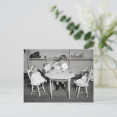 Tea Party with Dolls, 1923 Briefkaart (Staand voorkant)