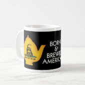 Tea Pot: Geboren in Brewed American op Black Koffiemok (Voorkant links)